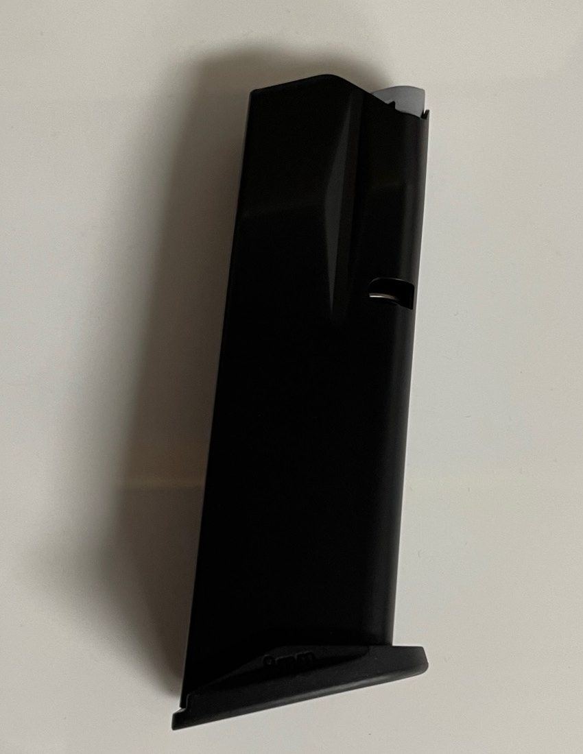 IWI MASADA Slim 9mm steel magazine with polymer baseplate, 13rd capacity, made in Italy. Ideal for firearm enthusiasts.